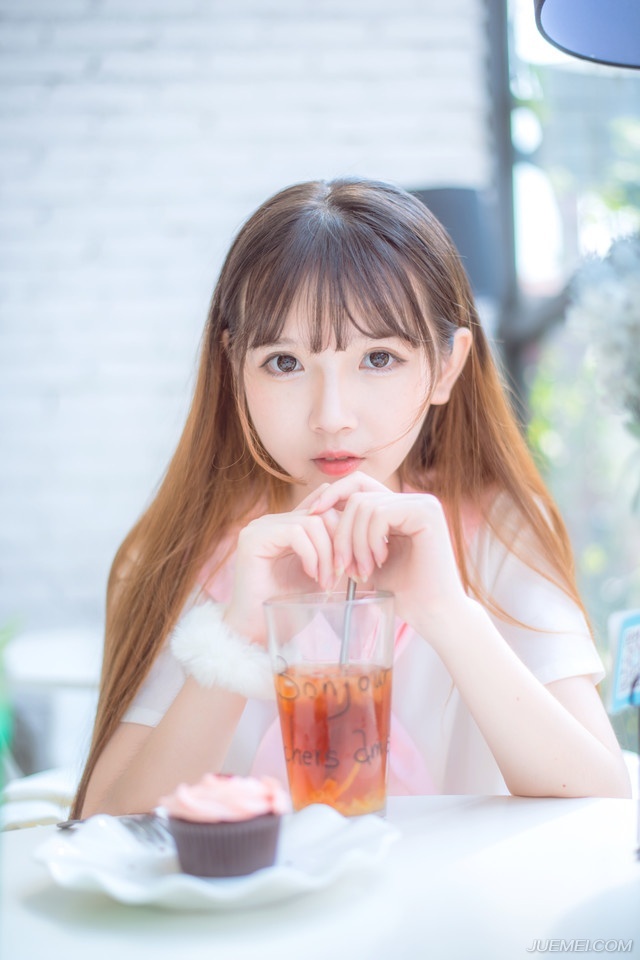 孟达有些惊讶的看向刘璋，摇头叹道：“刘益州若不被利益昏了心智，也不至于如此轻易便让主公拿下益州。”